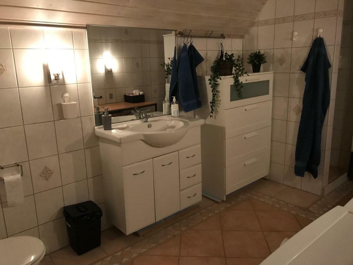 Centralt I Gentofte I 2 Plan, Ved S-Tog Og Busser Exterior foto